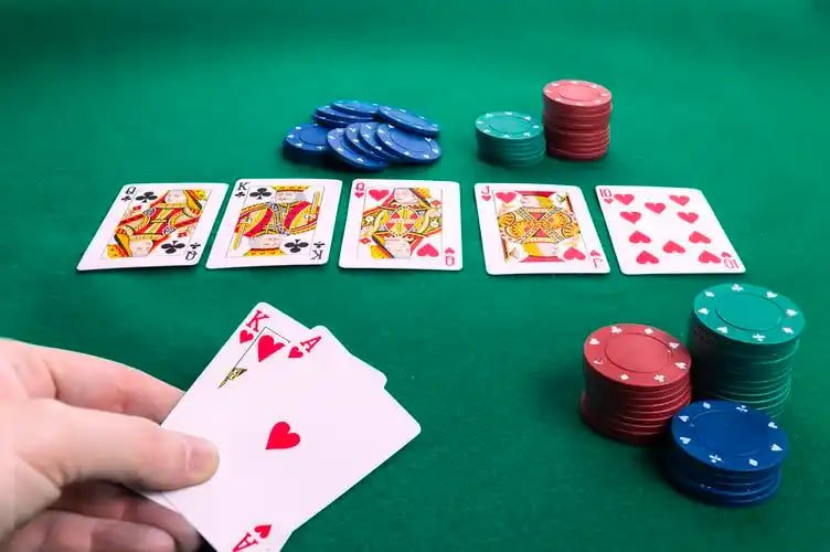 မြန်မာ ကစားသမားများ NV777 mobile slots ကို ဖုန်းဖြင့် ကစားနေသောမြင်ကွင်း